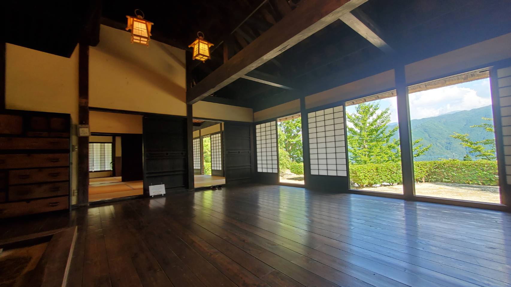 江戸時代武家旧家蔵出阿波淡路國染め付け四方変形３２✕２８綺麗な図柄角傷直しあり。 江戸時代武家旧家蔵出阿波淡路國染め付け四方変形32✕28綺麗な